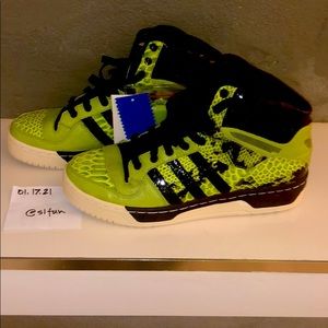 Attitude Hi lime/black snake NWT